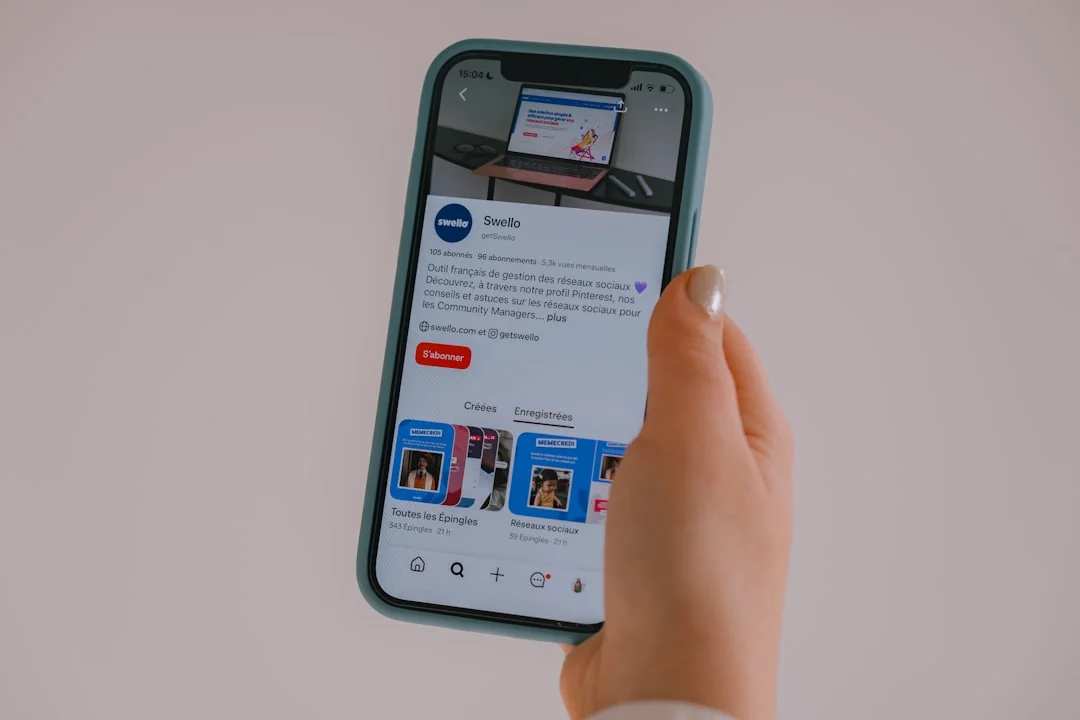 Un espace de travail moderne montrant des mains en train d’analyser des données marketing sur un ordinateur portable et des documents papier.